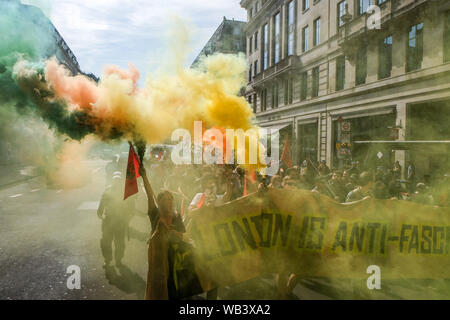 Portland Place, Londra, Regno Unito. 24 agosto 2019. Anti protesta fascista contro Tommy Robinson sostenitori in Portland Place. Credito: Matteo Chattle/Alamy Live News Foto Stock