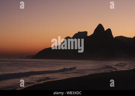 Rio de Janeiro Sunset beach e in Brasile Foto Stock