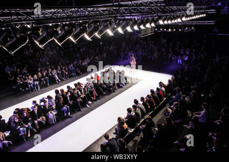 Offuscato su scopo Fashion Show, Catwalk, Runway Event, Fashion week foto a tema. Foto Stock