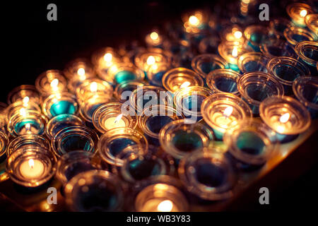 Il culto di masterizzazione candele in vaso di vetro Foto Stock
