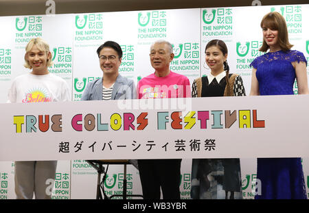 Agosto 23, 2019, Tokyo, Giappone - (L-R) giapponese TV personality Ryuchell, handicappati autore Hirotada Ototake, Nippon Foundation presidente Giovanni Sasakawa, modello giapponese Loveli e modello messicano Ivan visualizzazione 'True Colors Festival' banner come annunciano che un festival internazionale di artisti di diversità 'True Colors Festival' si terrà da Nippon Foundation da settembre a luglio del prossimo anno a Tokyo il Venerdì, 23 agosto 2019. Nippons fondamento tenuto festival di arte di disbaled gli artisti in paesi asiatici sin dal 2006 con l'UNESCO. (Foto da Yoshio Tsunoda/AFLO) Foto Stock