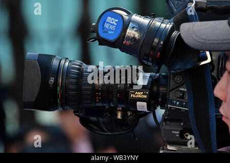 Giappone " s marca fotocamera è visto presso il termine " mercoledì " dimostrazioni di fronte all'Ambasciata giapponese a Seul, in Corea del Sud il 14 agosto 2019. Credito: AFLO/Alamy Live News Foto Stock