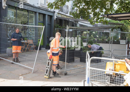 Notting Hill, Regno Unito. 24 Ago, 2019. Ottenere i preparativi in corso per l'Annuale carnevale di Notting Hill che si svolge il 25 e 26 agosto. Le persone e le aziende iniziano a bordo fino le finestre e le porte per proteggere le loro proprietà da atti di vandalismo. Credito: Keith Larby/Alamy Live News Foto Stock