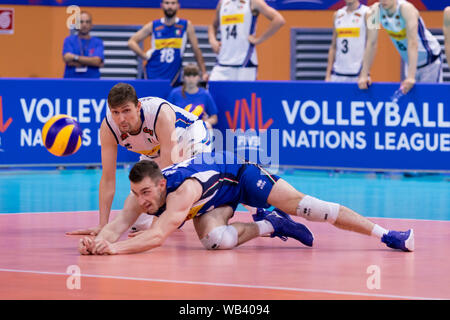 FABIO BALASO E OLEG ANTONOV durante la Lega delle Nazioni uomini - Italia vs Argentina, Milano, Italia, 22 giu 2019, Pallavolo Italiana Pallavolo squadra nazionale Foto Stock