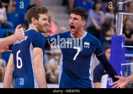 CRISTIAN POGLAJEN E FACUNDO CONTE durante la Lega delle Nazioni uomini - Italia vs Argentina, Milano, Italia, 22 giu 2019, Pallavolo Italiana Nazionali di Pallavolo Foto Stock