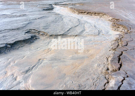 Il paesaggio del deserto con tracce di erosione e alvei secchi Foto Stock