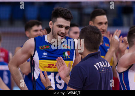 DANIELE LAVIA CON GIANLORENZO BLENGINI durante la Lega delle Nazioni uomini - Italia vs Serbia, Milano, Italia, 21 giu 2019, Pallavolo Pallavolo Italiana Nationa Foto Stock