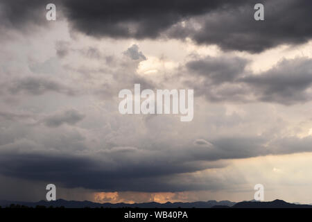 Cumulonimbus formazioni di nubi sul cielo tropicale , Nimbus movimento , sfondo astratto dal fenomeno naturale e nuvole grigie hunk , della Thailandia Foto Stock