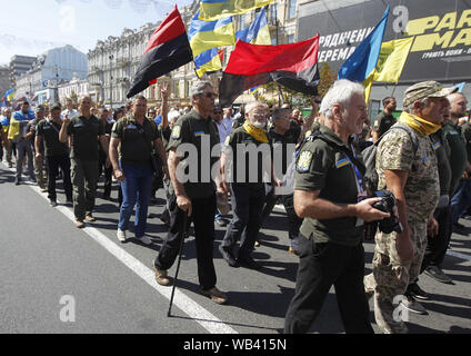 Kiev, Ucraina. 24 Ago, 2019. Ukrainan combattenti che hanno partecipato in un conflitto militare in Ucraina orientale, partecipare a 'Marco di difensori dell'Ucraina" in occasione del Giorno di Indipendenza sulla piazza Indipendenza a Kiev, Ucraina, 24 agosto 2019. Gli ucraini contrassegnare il 28 anniversario dell'indipendenza dell'Ucraina dall'Unione Sovietica a partire dal 1991. Credito: Serg Glovny/ZUMA filo/Alamy Live News Foto Stock