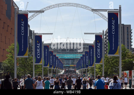 Londra, Regno Unito. 24 Agosto, 2019. Lo stadio di Wembley a Londra, Inghilterra; Rugby Football League Coral Challenge Cup finale, Warrington lupi versus St Helens; la vista dalla stazione di Wembley verso lo stadio di Wembley in Challenge Cup Final Day - solo uso editoriale. Credit: Azione Plus immagini di sport/Alamy Live News Credit: Azione Plus immagini di sport/Alamy Live News Credit: Azione Plus immagini di sport/Alamy Live News Credit: Azione Plus immagini di sport/Alamy Live News Foto Stock