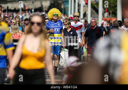 Appassionati prima di corallo Challenge Cup finale allo stadio di Wembley, Londra. Foto Stock