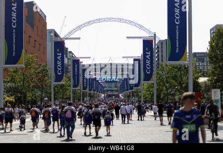 Appassionati prima di corallo Challenge Cup finale allo stadio di Wembley, Londra. Foto Stock