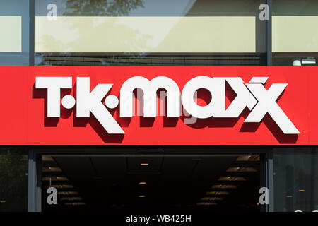 Stade, Germania - Agosto 22, 2019: Digital Signage al di sopra di ingresso di un TK Maxx store. Foto Stock