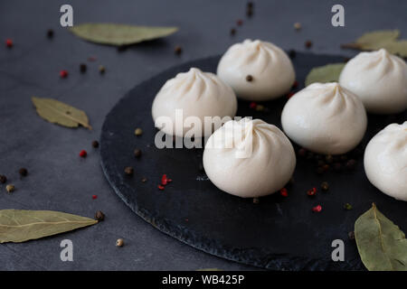 Georgian cibo fatto in casa chiamato khinkali. Cucina georgiana. Spazio libero per il testo. Vista dall'alto. Foto Stock