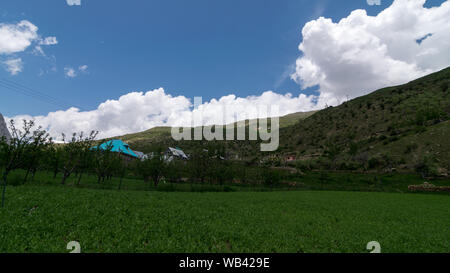 Foto del villaggio circondato da fattoria in Ladakh Foto Stock