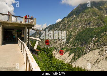 Vista della funivia di Montenvers tenendo i turisti dalla rastrelliera stazione ferroviaria per la caverna di ghiaccio e la Mer de Glace in estate, Chamonix, Francia Foto Stock