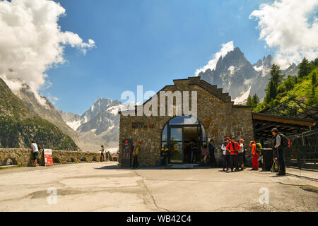 Vista esterna del Montenvers stazione ferroviaria, un rack della linea ferroviaria nelle Alpi francesi che corre da Chamonix per la Mer de Glace (1913m), Francia Foto Stock