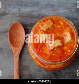 cibo speziato per vegan, tofu giallo da tofu fermentato con peperoncino rosso, salsa popolare per pasto, cagliata di fagioli fermentata in vaso Foto Stock