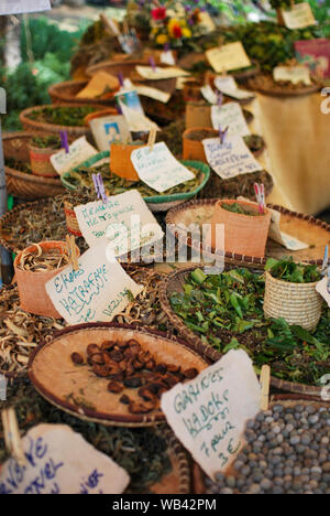 Supporto di mercato con spezie e herbes in san Paolo su la isola di Reunion Foto Stock