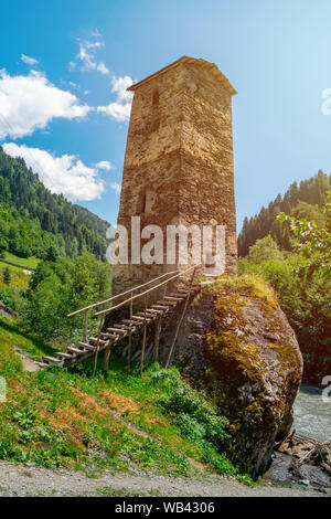 Il medievale Svan amore torre sul fiume Enguri, Kala village, Samegrelo-Zemo Svaneti, Georgia. Il viaggio. Foto Stock