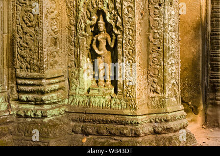 In arenaria scolpite in bassorilievo Apsaras (celesti di fanciulle) a Ta Prohm. Cambogia. Foto Stock