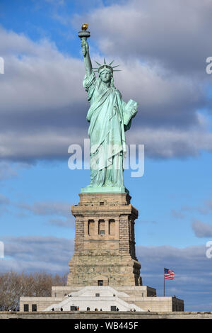 Primo Piano Del Viso Della Corona E Della Mano Che Tiene La Torcia Della  Statua Della Libertà In Una Giornata Di Sole - Fotografie stock e altre  immagini di Architettura - iStock