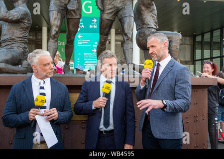 Londra, Regno Unito. Wembley, Londra, Regno Unito. 24 Ago, 2019. St Helens v Warrington Lupi Coral Challenge Cup Final 2019 allo Stadio di Wembley - ventilatori raccogliere fuori dallo stadio prima della partita Credito: John Hopkins/Alamy Live News Foto Stock