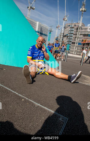 Londra, Regno Unito. Wembley, Londra, Regno Unito. 24 Ago, 2019. St Helens v Warrington Lupi Coral Challenge Cup Final 2019 allo Stadio di Wembley - ventilatori raccogliere fuori dallo stadio prima della partita Credito: John Hopkins/Alamy Live News Foto Stock