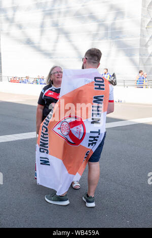 Londra, Regno Unito. Wembley, Londra, Regno Unito. 24 Ago, 2019. St Helens v Warrington Lupi Coral Challenge Cup Final 2019 allo Stadio di Wembley - ventilatori raccogliere fuori dallo stadio prima della partita Credito: John Hopkins/Alamy Live News Foto Stock