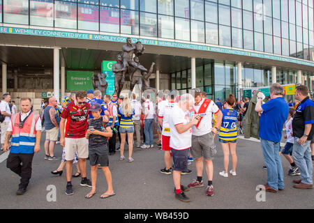 Londra, Regno Unito. Wembley, Londra, Regno Unito. 24 Ago, 2019. St Helens v Warrington Lupi Coral Challenge Cup Final 2019 allo Stadio di Wembley - ventilatori raccogliere fuori dallo stadio prima della partita Credito: John Hopkins/Alamy Live News Foto Stock