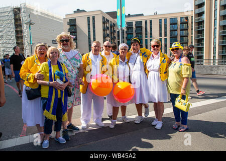 Londra, Regno Unito. Wembley, Londra, Regno Unito. 24 Ago, 2019. St Helens v Warrington Lupi Coral Challenge Cup Final 2019 allo Stadio di Wembley - ventilatori raccogliere fuori dallo stadio prima della partita Credito: John Hopkins/Alamy Live News Foto Stock