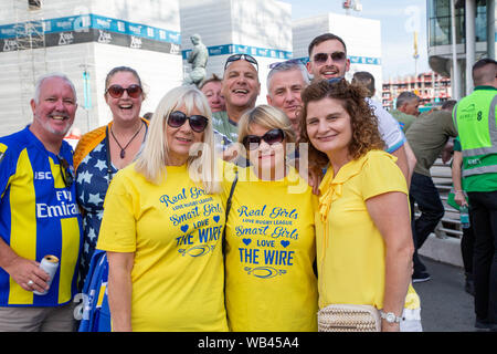 Londra, Regno Unito. Wembley, Londra, Regno Unito. 24 Ago, 2019. St Helens v Warrington Lupi Coral Challenge Cup Final 2019 allo Stadio di Wembley - ventilatori raccogliere fuori dallo stadio prima della partita Credito: John Hopkins/Alamy Live News Foto Stock