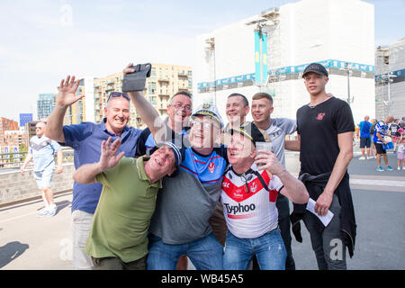Londra, Regno Unito. Wembley, Londra, Regno Unito. 24 Ago, 2019. St Helens v Warrington Lupi Coral Challenge Cup Final 2019 allo Stadio di Wembley - ventilatori raccogliere fuori dallo stadio prima della partita Credito: John Hopkins/Alamy Live News Foto Stock