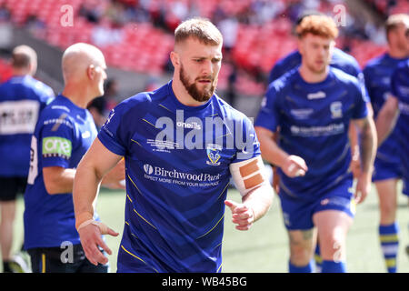 Londra, Regno Unito. 24 Ago, 2019. MATT DAVIS di Warrington Lupi si riscalda durante la Ladbrokes Challenge Cup match finale tra St Helens e Warrington lupi allo Stadio di Wembley a Londra, Inghilterra il 24 agosto 2019. Foto di Ken scintille. Solo uso editoriale, è richiesta una licenza per uso commerciale. Nessun uso in scommesse, giochi o un singolo giocatore/club/league pubblicazioni. Credit: UK Sports Pics Ltd/Alamy Live News Foto Stock