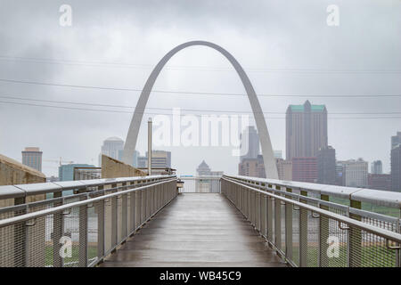 Saint Louis Gateway Arch e sullo skyline, Missouri, Stati Uniti d'America, nuvoloso giorno di primavera. Piattaforma di Osservazione Foto Stock