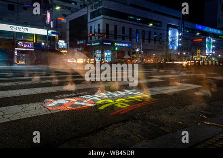 Seoul, Corea del Sud - Crosswalk in Corea del Sud, Busan. Alcuni attraversamento pedonale strada Foto Stock