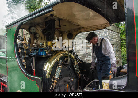 Locomotiva a vapore a Tanybwlch Staiton sul Ffestiniog railway. Foto Stock