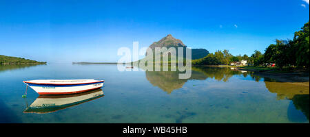 Vista sulla linea costiera e le morne montagna sull'Isola Mauritius Foto Stock