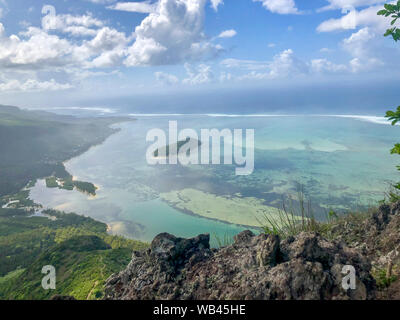 Vista sulla linea costiera da un sentiero per le morne mountain top sull'Isola Mauritius Foto Stock