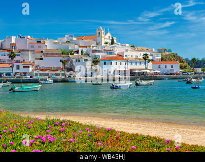 Ferragudo villaggio ed un porto, Algarve, PORTOGALLO Foto Stock