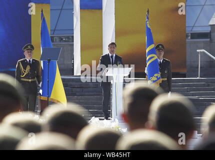 Kiev, Ucraina. 24 Ago, 2019. Il presidente ucraino Volodymyr ZELENSKY (C) parla durante i festeggiamenti in occasione del Giorno di Indipendenza sulla piazza Indipendenza a Kiev, Ucraina, 24 agosto 2019. Gli ucraini contrassegnare il 28 anniversario dell'indipendenza dell'Ucraina dall'Unione Sovietica a partire dal 1991. Credito: Serg Glovny/ZUMA filo/Alamy Live News Foto Stock