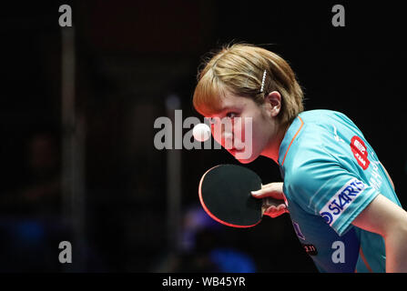 Olomouc, Repubblica Ceca. 24 Ago, 2019. Hirano Miu (R) del Giappone serve durante una singolare femminile quarterfinal match contro Liu Weishan della Cina al 2019 ITTF aperto ceca a Olomouc, Repubblica ceca, 24 agosto 2019. Credito: Shan Yuqi/Xinhua/Alamy Live News Foto Stock