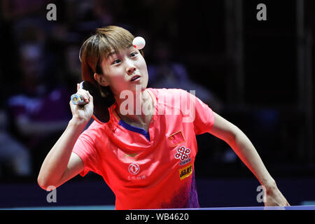 Olomouc, Repubblica Ceca. 24 Ago, 2019. Liu Weishan della Cina serve durante una singolare femminile quarterfinal match contro Hirano Miu del Giappone all'2019 ITTF aperto ceca a Olomouc, Repubblica ceca, 24 agosto 2019. Credito: Shan Yuqi/Xinhua/Alamy Live News Foto Stock