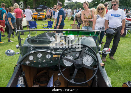 Replica Jaguar SS 100 auto sportiva al Helmingham Festival di Classic & Sports Cars 2019 Foto Stock