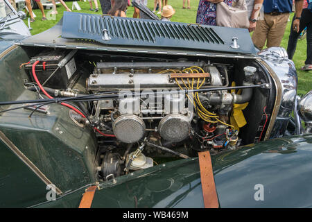 Replica Jaguar SS 100 auto sportiva al Helmingham Festival di Classic & Sports Cars 2019 Foto Stock