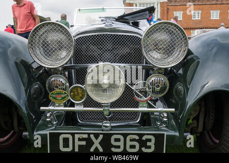 Replica Jaguar SS 100 auto sportiva al Helmingham Festival di Classic & Sports Cars 2019 Foto Stock