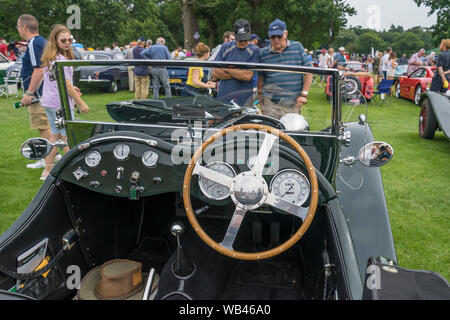 Replica Jaguar SS 100 auto sportiva al Helmingham Festival di Classic & Sports Cars 2019 Foto Stock