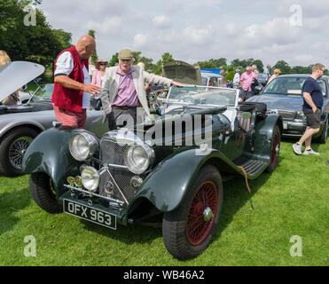 Replica Jaguar SS 100 auto sportiva al Helmingham Festival di Classic & Sports Cars 2019 Foto Stock