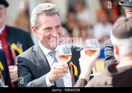 Markgröningen, Germania. 24 agosto 2019, 24 agosto 2019, Baden-Wuerttemberg, Markgröningen: Günther Oettinger (CDU), il Commissario UE per il bilancio e per il personale, prende parte alla Markgröninger Schäferlauf. Foto: Sebastian Gollnow/dpa Credito: dpa picture alliance/Alamy Live News Foto Stock