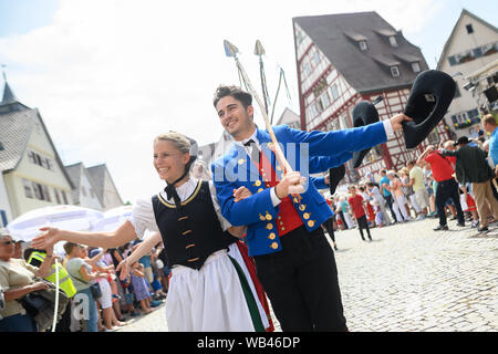 Markgröningen, Germania. 24 agosto 2019, 24 agosto 2019, Baden-Wuerttemberg, Markgröningen: i partecipanti del Markgröninger Schäferlauf parata attraverso la città durante la processione. Foto: Sebastian Gollnow/dpa Credito: dpa picture alliance/Alamy Live News Foto Stock